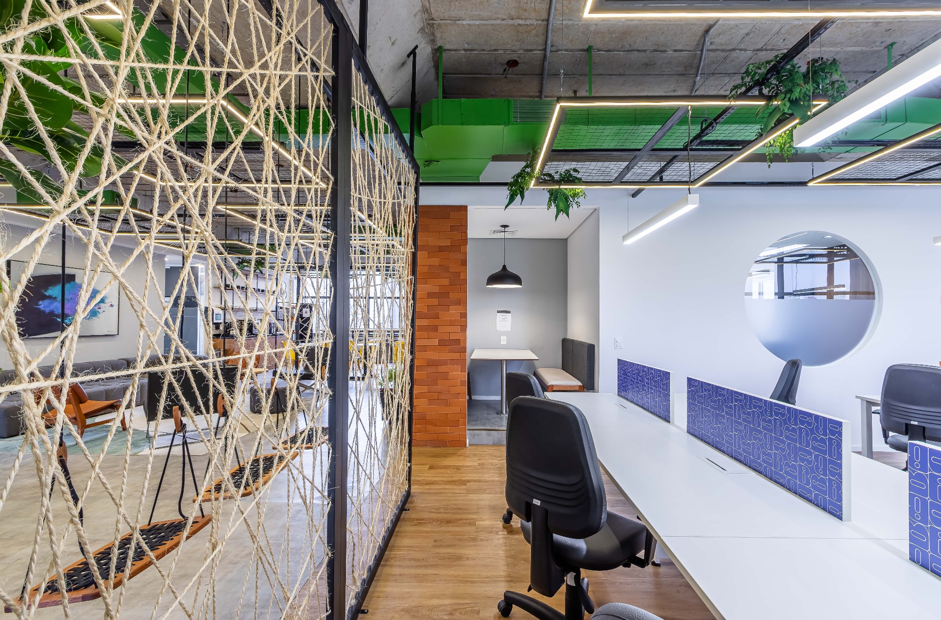Espaço de coworking Be in Brooklin - Área de trabalho com divisórias